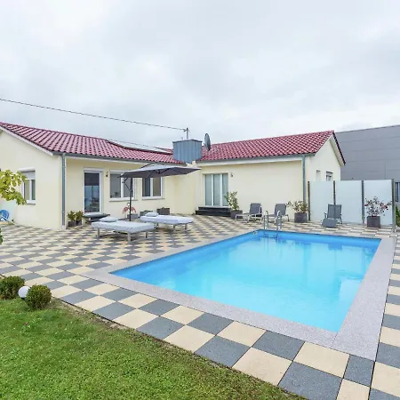 Gorgeous In With Swimming Pool